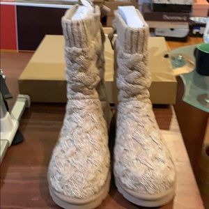 NEW UGG ISLA